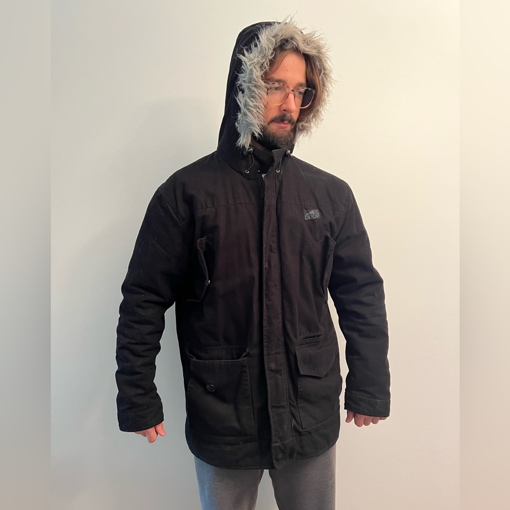 Medium men’s puffy cotton outer layer. Has a hood with removable fuzzy lining.